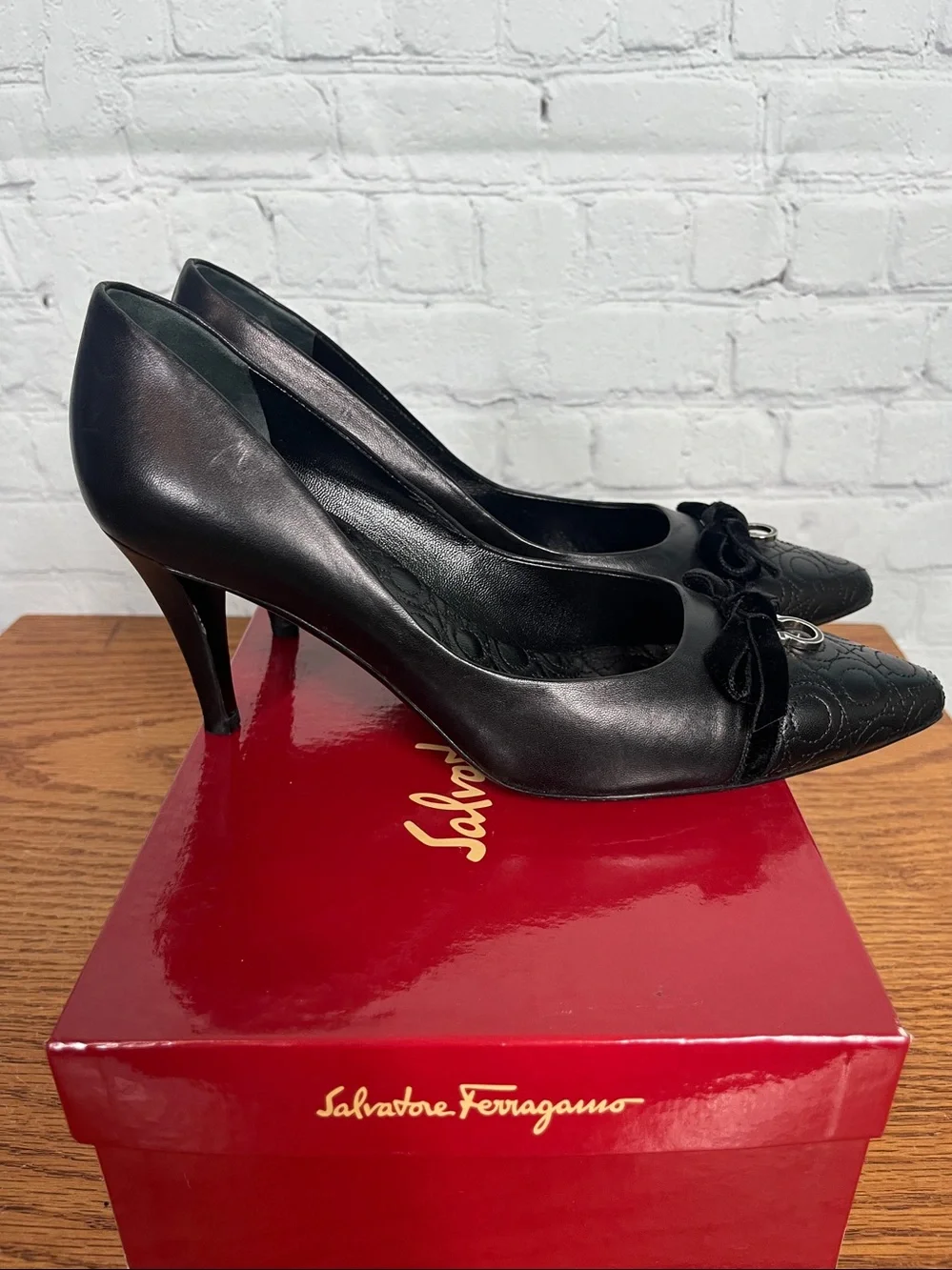 Salvatore Ferragamo Beverly Nero Napa Quilted Cap Gancini Charm Heels Sz 8.5 C